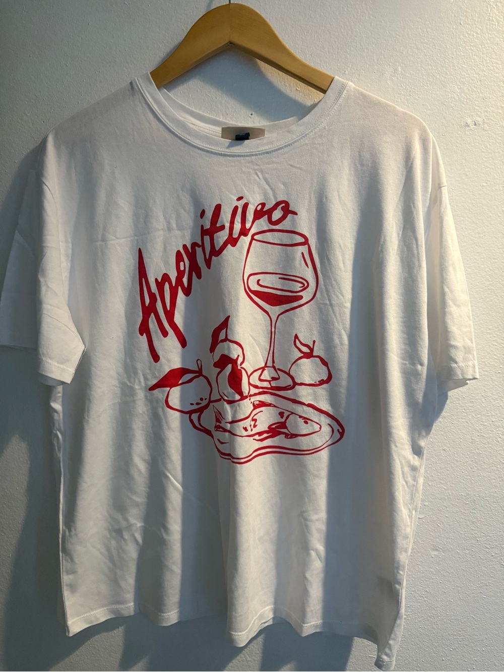 A77.Universal Thread Aperitivo Graphic T-Shirt White Red Women’s Medium - Picture 4 of 5
